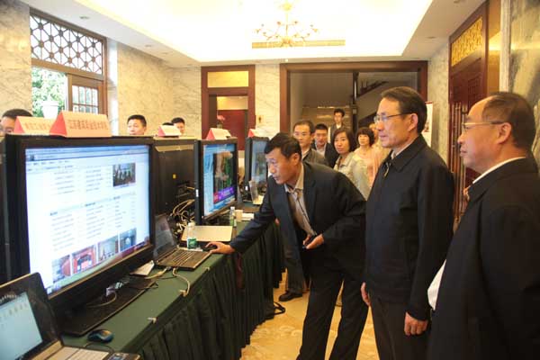 袁德明主任在我校展台前向教育厅沈健厅长、杨湘宁副厅长汇报信息化建设成果